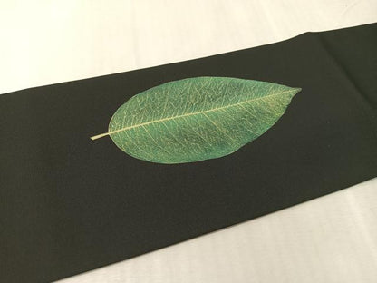 平和屋着物●塩瀬　九寸名古屋帯　舞葉文　黒地　長尺　正絹　逸品　CABJ7576vp