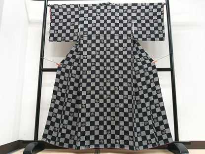 平和屋着物■上質な小紋　市松舞蝶文　黒地　鬼しぼ縮緬　正絹　逸品　CABJ8342xe