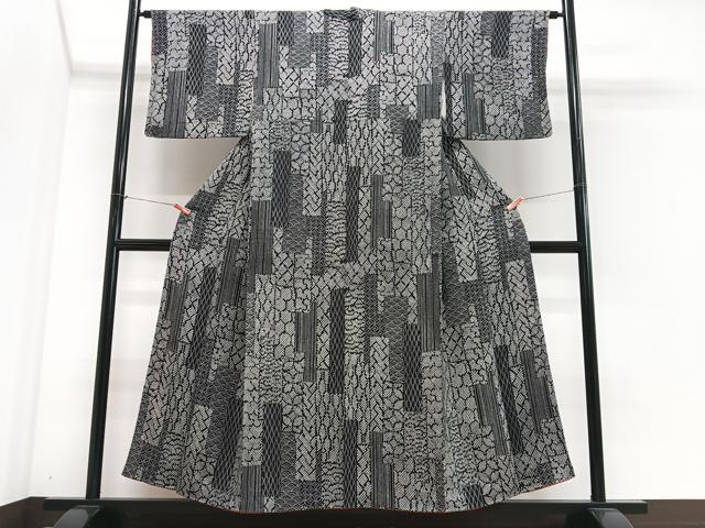 平和屋着物■上質な小紋　幾何学文様　黒地　鬼しぼ縮緬　正絹　逸品　CABJ8362xe