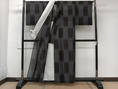平和屋着物＊夏物　夏大島　幾何学文　黒地　正絹　逸品　CABJ9870xi