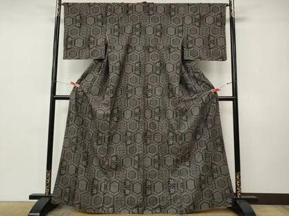 平和屋着物●本場大島紬　7マルキ　亀甲花唐草文　正絹　逸品　CABK8280ut