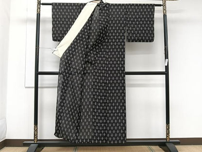 平和屋着物＊夏物　お召　井桁絣文様　黒地　正絹　逸品　CABK9196xi