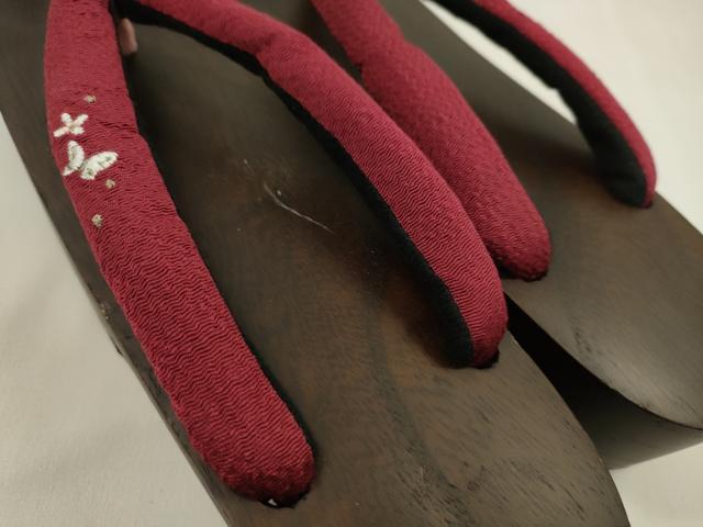 平和屋着物▼和装小物　右近下駄まとめて３足　浴衣　縮緬　刺繍　蝶　赤　黄　Ｍ～Ｌ　未使用あり　逸品　CABL2664ju