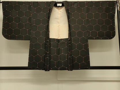 平和屋着物＃羽織　亀甲文　黒地　正絹　逸品　未使用　CABL3046in