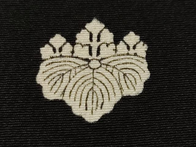 平和屋着物■豪華黒留袖　作家物　駒刺繍　藤花房色紙重ね宝尽し花文　金彩　正絹　逸品　CABL3538ev