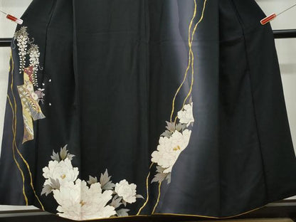 平和屋着物●訪問着　駒刺繍　短冊片輪車牡丹花文　暈し染め　黒地　金彩　正絹　逸品　CABM3899yc