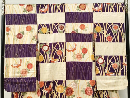 平和屋着物●豪華振袖　駒刺繍　市松舞蝶菊文　金彩　正絹　逸品　CABM3953yc