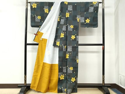 平和屋着物●小紋　市松舞桜文　洗える着物　CABM4590yc