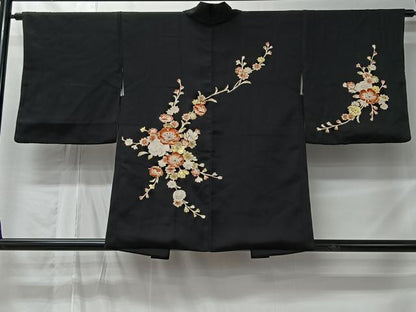 平和屋着物＃羽織　駒刺繍　草花文　黒地　金彩　正絹　逸品　CABM6412ua