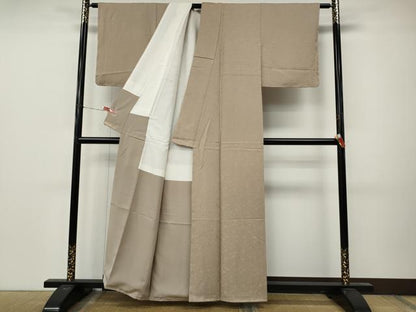 平和屋着物●上質な色無地　宝尽くし地紋　白茶色　正絹　逸品　未使用　CABM9305ut
