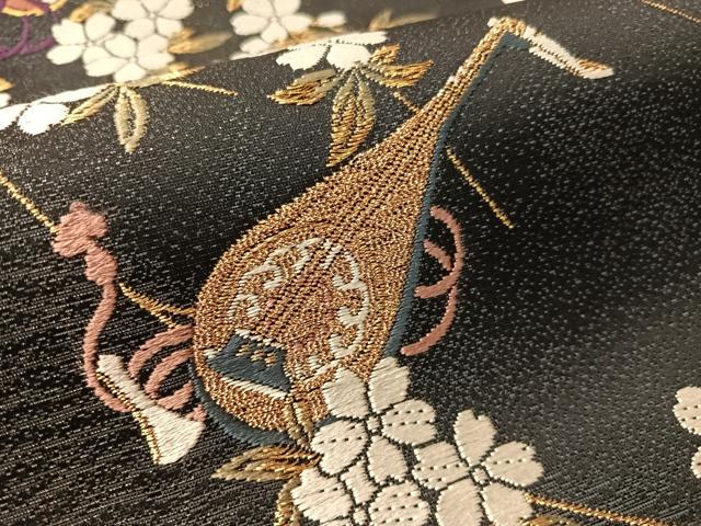 平和屋着物●染色作家　草野一騎　六通柄袋帯　唐織　枝垂れ桜楽器文　黒地　金糸　正絹　逸品　CABN3010vp