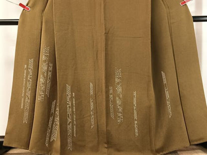 平和屋着物●訪問着　松竹梅竹並び　鬼しぼ縮緬　鶯茶色　正絹　逸品　CABN3172vp