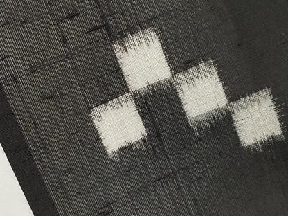平和屋着物＊夏物　紗紬　幾何学文様　黒地　正絹　逸品　未使用　CABN5862tx
