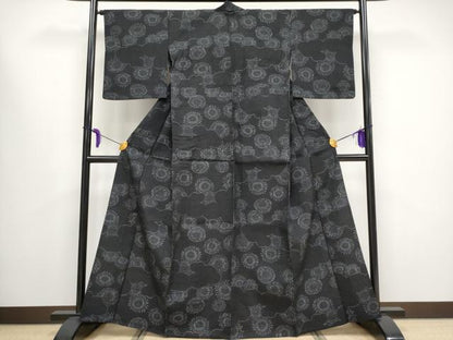 平和屋本店▽極上 本場結城紬 重要無形文化財 単衣 雲取り舞花文 黒地 証紙付き 逸品 CYAA1588s5