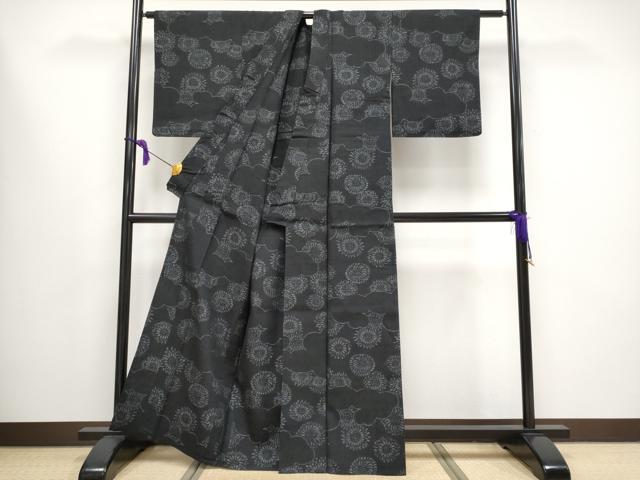 平和屋本店▽極上 本場結城紬 重要無形文化財 単衣 雲取り舞花文 黒地 証紙付き 逸品 CYAA1588s5
