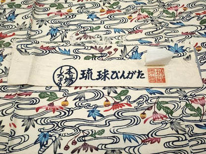 平和屋本店■希少　城間栄喜　琉球紅型　小紋　流水草花文　白地　反端付き　逸品　CYAA1831s5