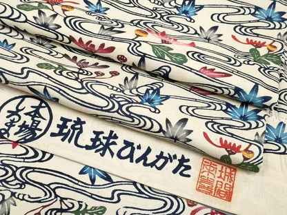 平和屋本店■希少　城間栄喜　琉球紅型　小紋　流水草花文　白地　反端付き　逸品　CYAA1831s5