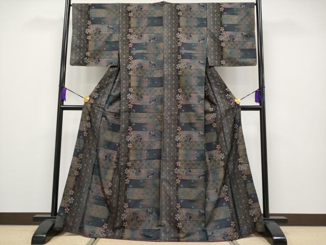 平和屋本店■極上　本場大島紬　泥染め　9マルキ　雪輪舞桜文　逸品　CYAA2036s5