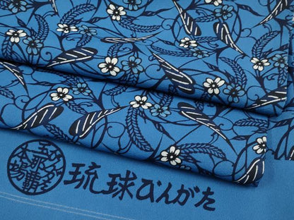 平和屋本店■極上　人間国宝　玉那覇有公　本場琉球紅型　藍型　小紋　花唐草文　反端付き　青藍色地　逸品　CYAA2364s5