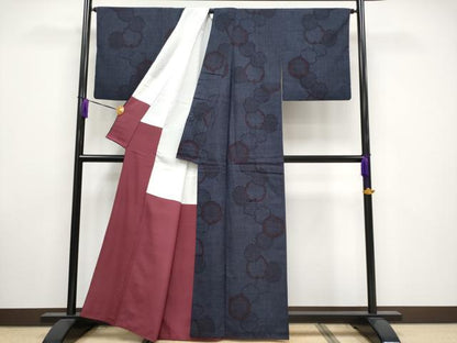 平和屋着物●極上 本場結城紬 重要無形文化財 奥順謹製 100亀甲 雪輪重ね文 濃紺地 証紙付き 逸品 CYAA3185s5