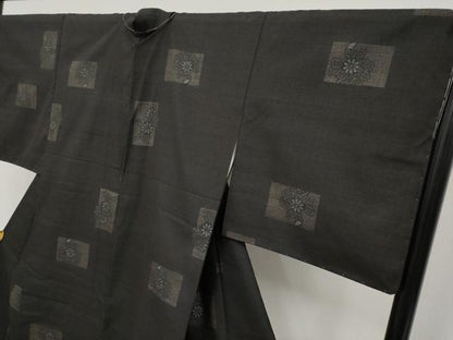 平和屋本店■希少　本場結城紬　重要無形文化財　永井千代子作　100亀甲　枝菊　黒地　証紙・反端・色紙・保証書付 逸品 未使用 CYAA3569s5
