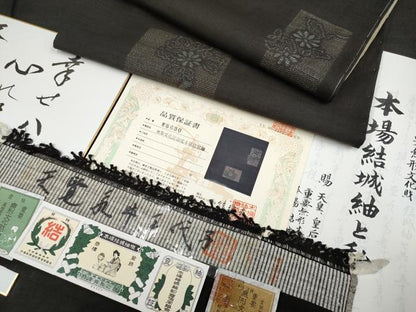 平和屋本店■希少　本場結城紬　重要無形文化財　永井千代子作　100亀甲　枝菊　黒地　証紙・反端・色紙・保証書付 逸品 未使用 CYAA3569s5