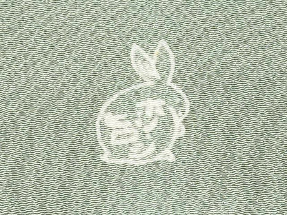 平和屋着物●極上　人形作家・ホリヒロシ　小紋　かるた　岩井茶色　反端付き　逸品　未使用　CYAA4050s6