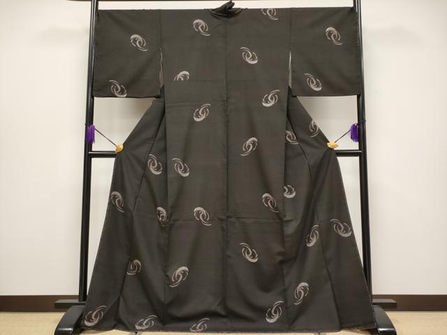 平和屋着物●極上　本場大島紬　9マルキ　地空き　舞花文　逸品　未使用　CYAA4071s6 平和屋本店□極上 本場大島紬 割り込み絣 舞蝶花文 黒地 逸品 未使用