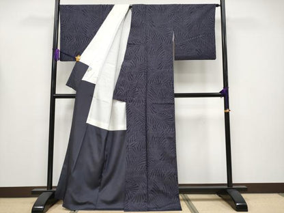 平和屋着物●極上　本場結城紬　重要無形文化財　100亀甲　舞葉尽くし　濃紺地　逸品　CYAA4139s6