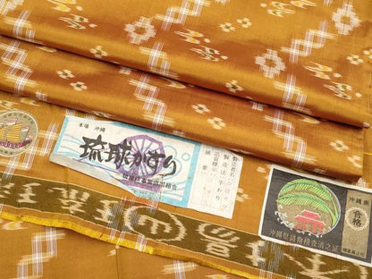 平和屋着物●極上　本場琉球絣　手おり　赤嶺カマ作　狐色地　証紙付き　逸品　未使用　CYAA4682s6