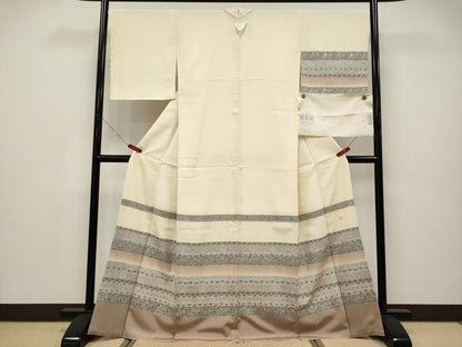 平和屋本店●極上　中国三大刺繍　スワトウ刺繍　訪問着　作家物　横段花唐草文　鳥の子色地　反端付き　逸品　未使用　CYAA4698s6