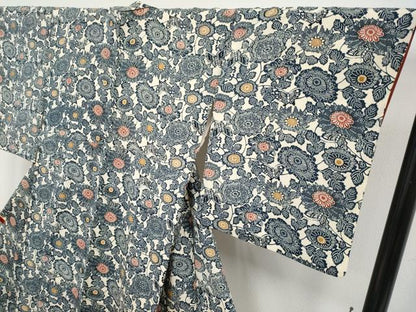 平和屋着物●極上　銀座きしや　小紋　藍　型染め　舞蝶枝菊文　鬼しぼ縮緬　練色地　たとう紙付き　逸品　CYAA4792s6