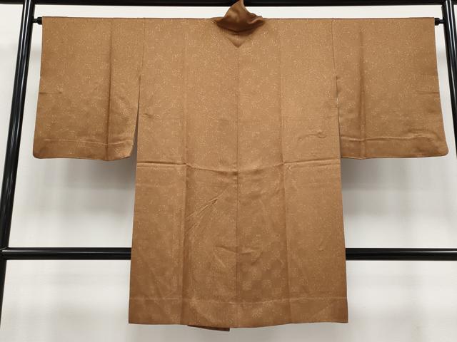 平和屋着物∞極上　美裳三松　砂子道中着　ロング丈　市松花唐草文　金通し地　黒茶色地　たとう紙付き　逸品　CYAA4814