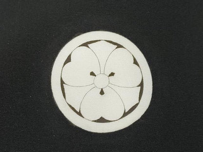 平和屋着物●極上　男性　黒紋付　羽織・長襦袢セット　羽裏：風景文　長襦袢：空五倍子色地　逸品　CYAA4846s6