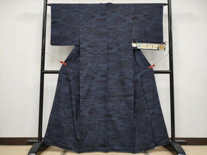 平和屋着物●極上　本場結城紬　重要無形文化財　100亀甲　風景松文　濃紺地　証紙付き　逸品　未使用　CYAA4892s6