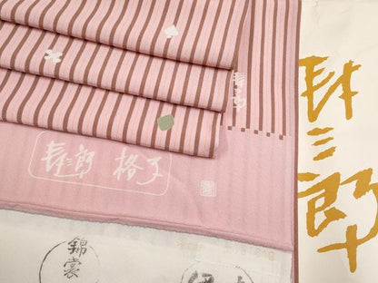 平和屋着物▽極上 世界的人形師 辻村寿三郎 ジュサブロー 小紋 単衣 格子 伊と幸 珊瑚色地 反端・たとう紙付き 逸品 CYAA4902s6
