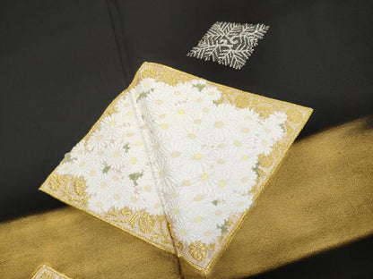 平和屋本店●極上 皇室・伊勢神宮御用 山口美術織物 山口弘躬 伊可田屋 田畑浩平 黒留袖 唐織 菱取水春菊文 反端付 逸品 未使用 CYAA5037s6