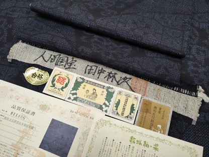 平和屋本店●極上　人間国宝　田中林次　本場結城紬　重要無形文化財　８０亀甲　結織苑　切嵌花文　濃紺地　証紙・反端付 逸品 CYAA5078s6