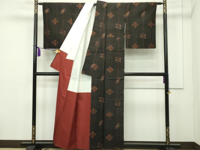 平和屋本店●極上 国指定重要無形文化財 本場久米島紬 手織 黒地 反端付き 逸品 CZAA5036s6