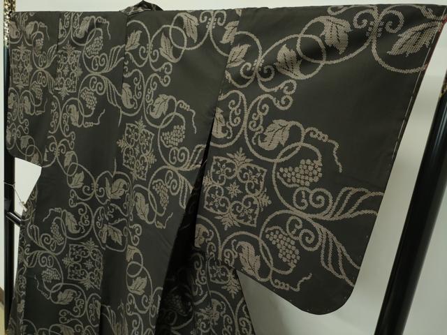 着物屋こころ□本場大島紬 7マルキ 泥染め 葡萄唐草文 着丈160cm 裄