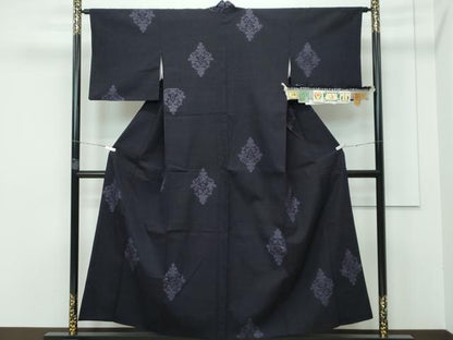 平和屋着物●極上 本場結城紬 重要無形文化財 100亀甲 菱花文 井上商事謹製 紫黒色地 証紙付き 逸品 CZAA3385s5