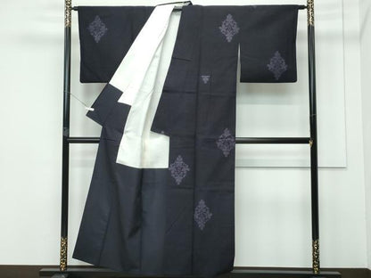 平和屋着物●極上 本場結城紬 重要無形文化財 100亀甲 菱花文 井上商事謹製 紫黒色地 証紙付き 逸品 CZAA3385s5