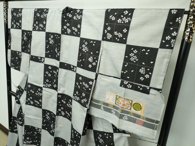 平和屋本店●極上　本場大島紬　尾峨佐　刺繍　刺し子　市松舞花文　大島紬巨匠謹製　証紙付き　逸品　CZAA5785s6