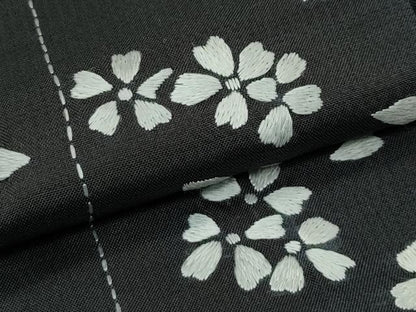 平和屋本店●極上　本場大島紬　尾峨佐　刺繍　刺し子　市松舞花文　大島紬巨匠謹製　証紙付き　逸品　CZAA5785s6