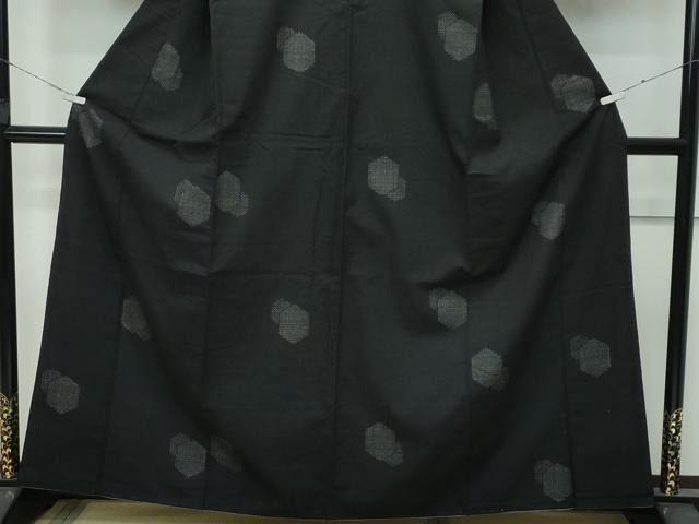 平和屋着物▽極上　結城紬　単衣　80亀甲　風景文　黒地　証紙付き　逸品　未使用　DZAB2798kh6 平和屋着物○極上 本場結城紬 重要無形文化財 80亀甲 飛び亀甲柄 亀甲