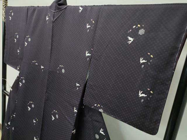 平和屋着物●極上　小紋　兎　舞花弁　紫黒色地　反端付き　逸品　未使用　CZAA4660s6