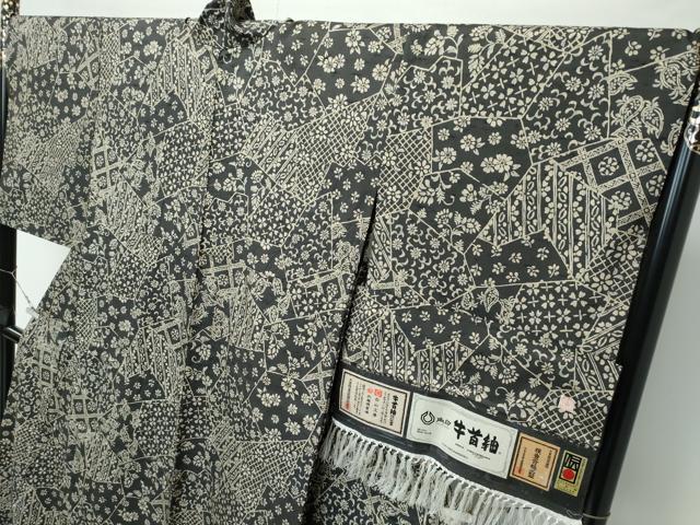 平和屋本店▽極上　石川県指定無形文化財　牛首紬　白山工房　手織り　単衣　切嵌花唐草文　海松茶色地　証紙付き　逸品　CZAA4702s6
