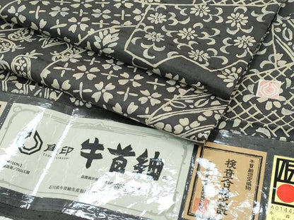 平和屋本店▽極上　石川県指定無形文化財　牛首紬　白山工房　手織り　単衣　切嵌花唐草文　海松茶色地　証紙付き　逸品　CZAA4702s6