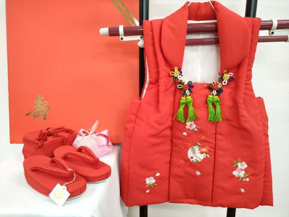 平和屋本店[]極上 七五三 女の子 3歳 被布・草履・巾着・髪飾りセット ４点セット 刺繍 鈴 草花文 金糸 逸品 新品 CZAA4723s6