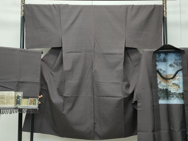 平和屋着物●極上　男性　伝統工芸士　七代目　吉澤与市　紬　アンサンブル　色無地　黒橡色　やまと誂製　証紙付き　逸品　CZAA4749s6